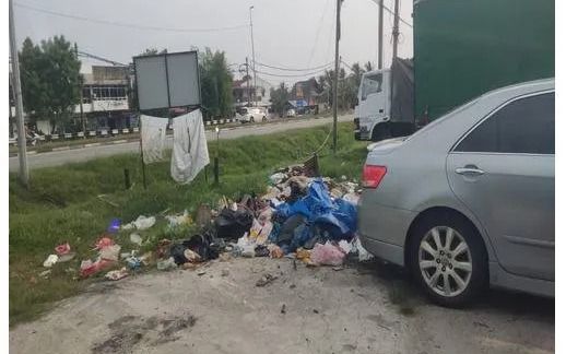 MPKL bersih tapak pembuangan sampah haram di Jalan Banting-Klang