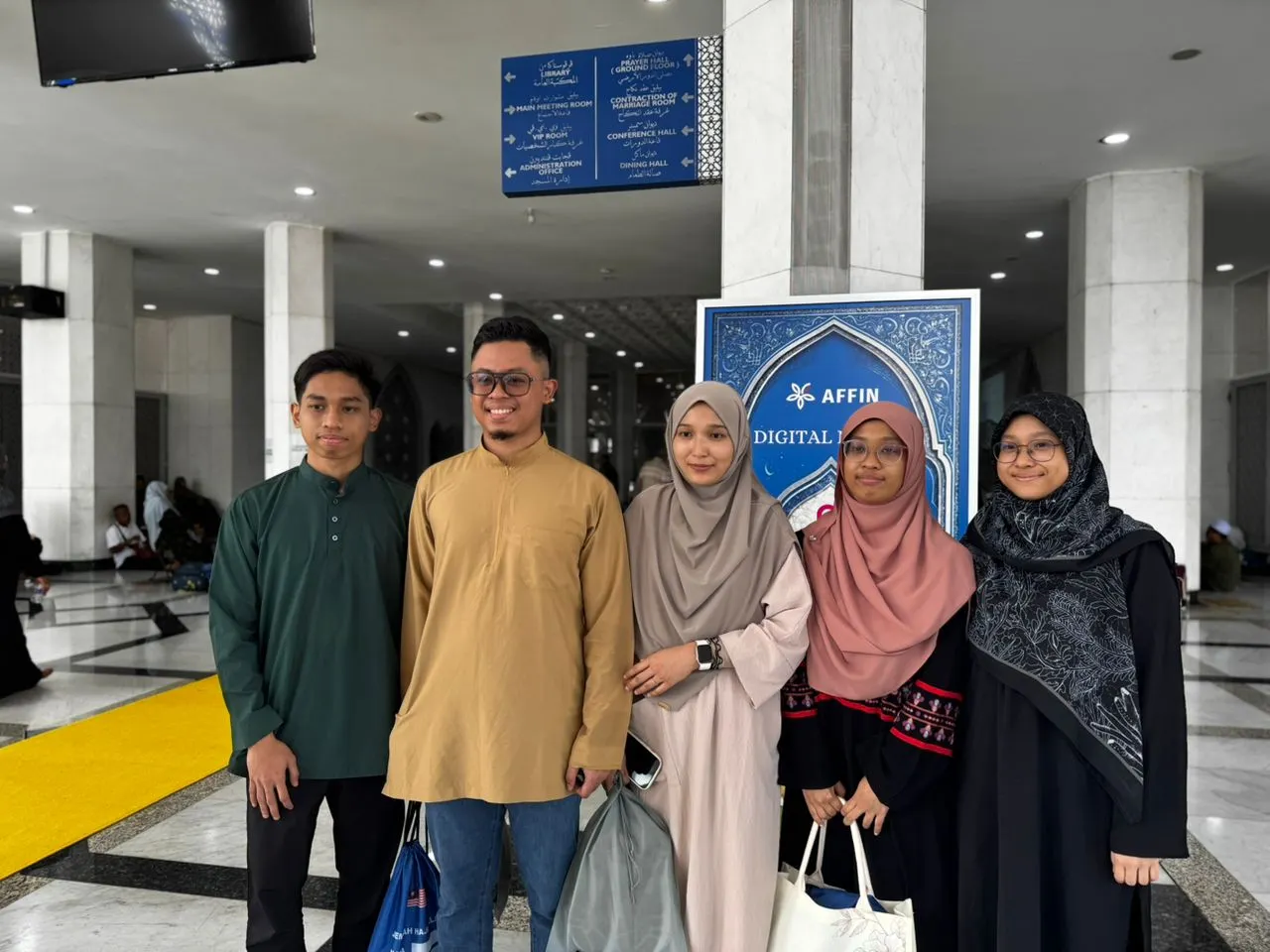 Simpanan duit raya sejak kecil, empat beradik tunai haji usia muda