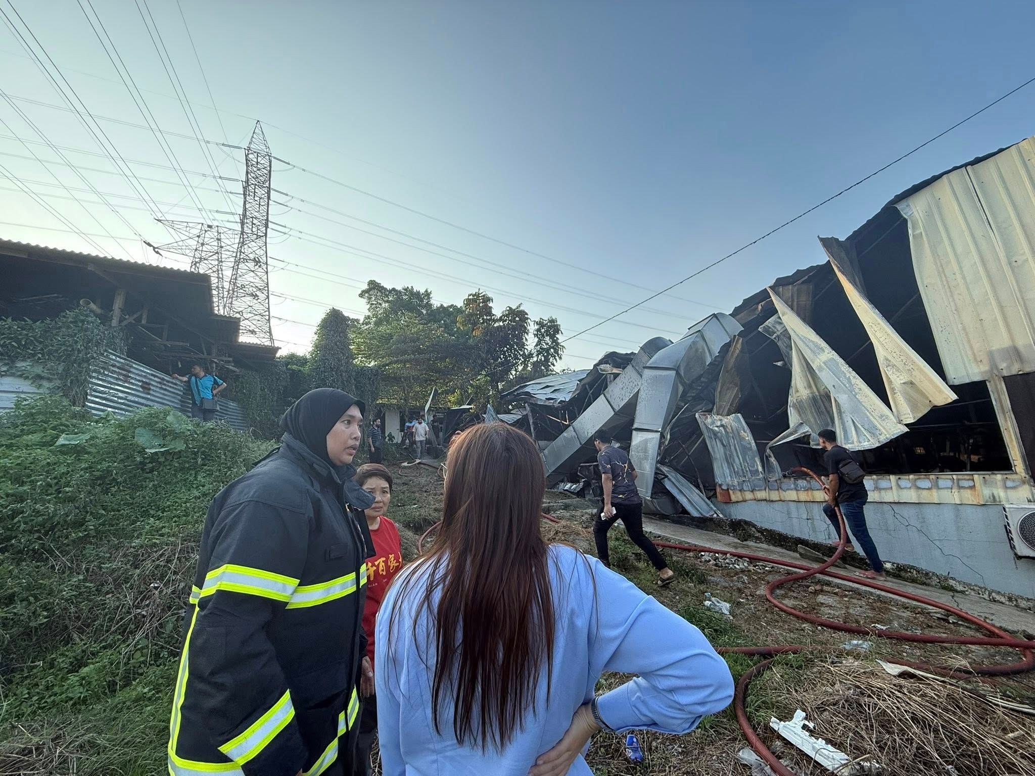 Wakil rakyat Bandar Utama santuni mangsa kebakaran Kampung Chempaka