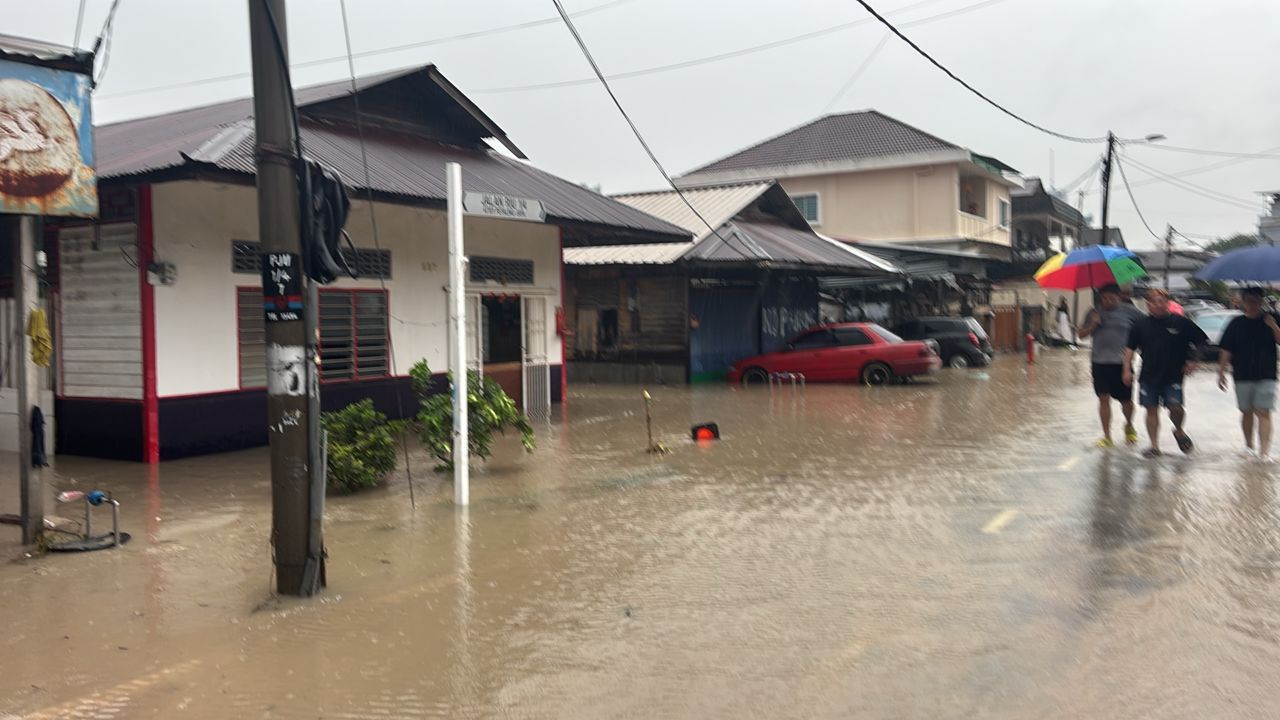 豪雨来袭·集水区暴涨倒灌 千百家村20户民宅闪电水灾