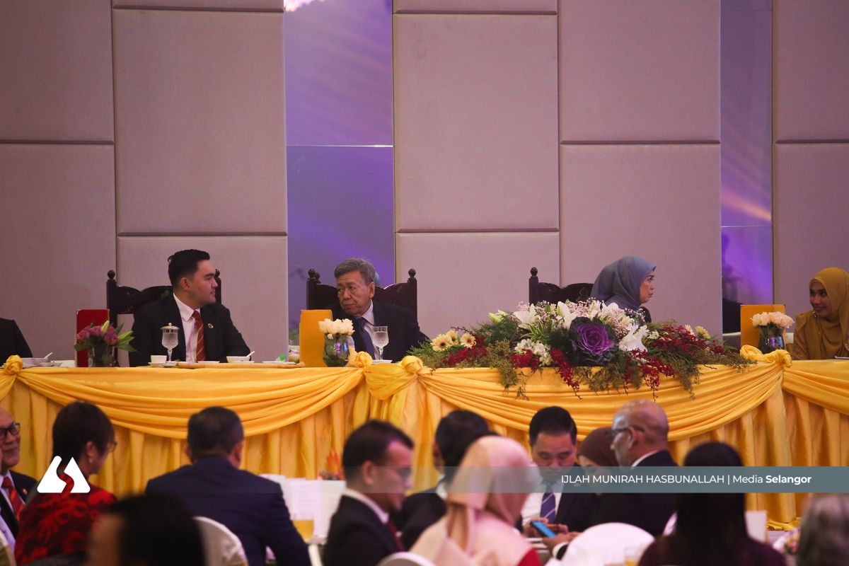 Sultan, Permaisuri berkenan hadir majlis santapan sempena sidang DNS  