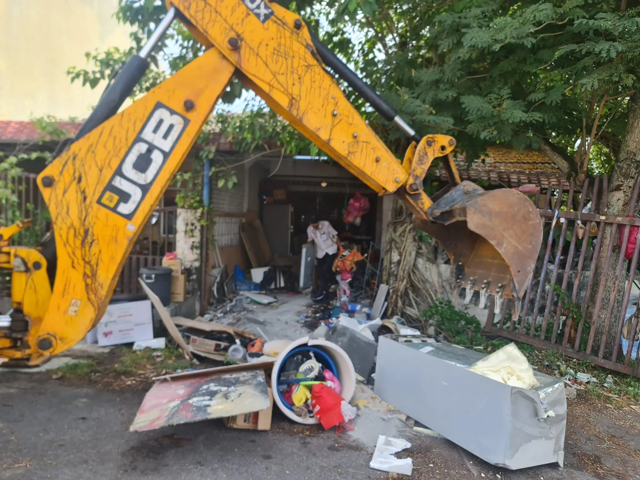 MBDK disposes of 20 tonnes of recyclables from ‘dumpsite’ home