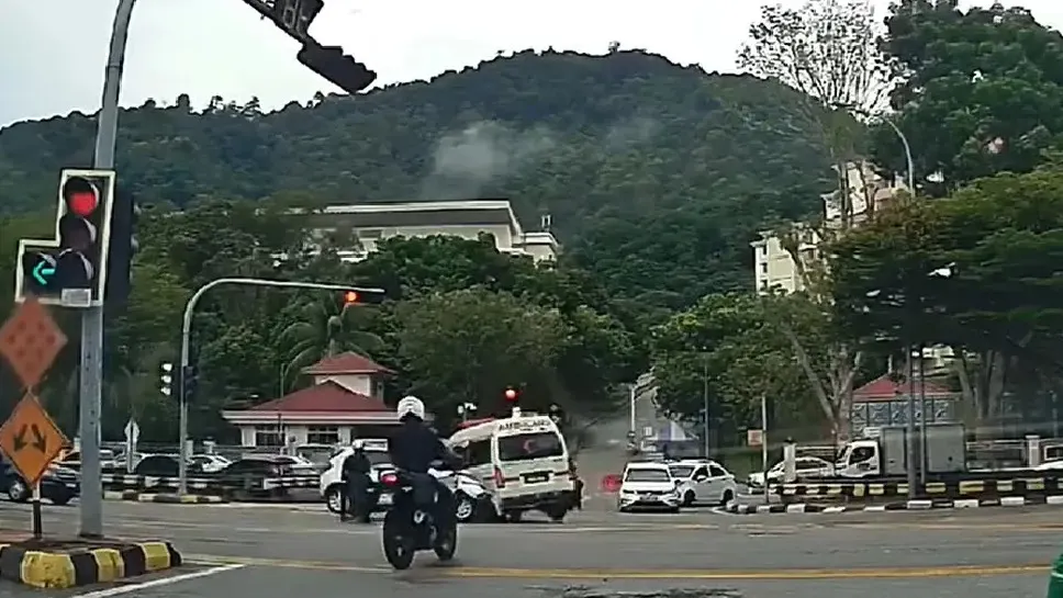 Lima cedera, ambulans terlibat kemalangan dengan dua kereta