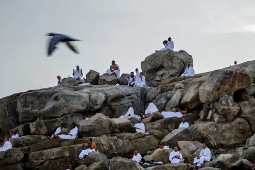 செயற்கை நுண்ணறிவைப் பயன்படுத்தும் ஹஜ் மோசடி கும்பல், அனைத்துலக வலையமைப்பின் மூலம் மக்களை ஏமாற்றுகிறது