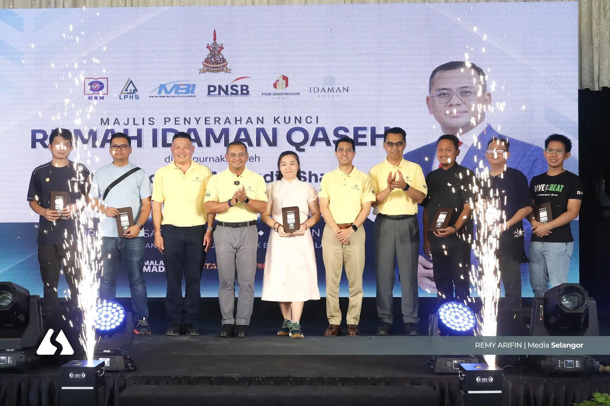 ஒரு தசாப்பமாக காத்திருந்த  இடாமான் காசே’ மலிவு விலை வீட்டுத் திட்டத்தின் 147 வாடிக்கையாளர்கள் இன்று வீட்டுச் சாவிகளைப் பெற்றனர்.