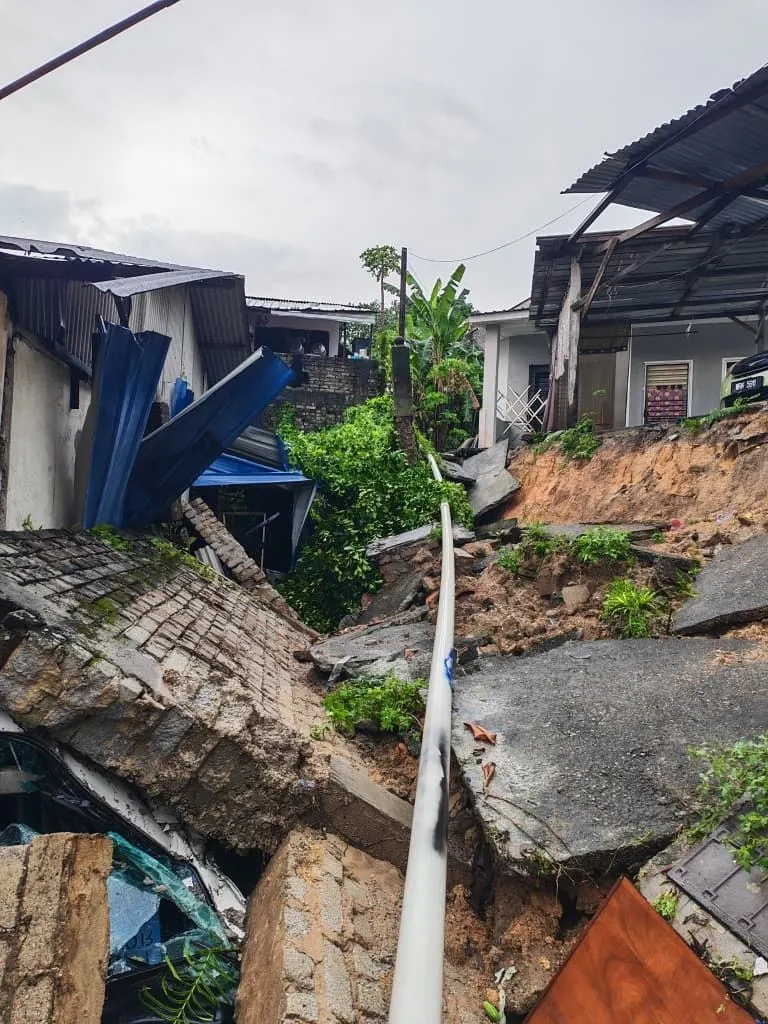 下午一场豪雨 安邦两地方土崩