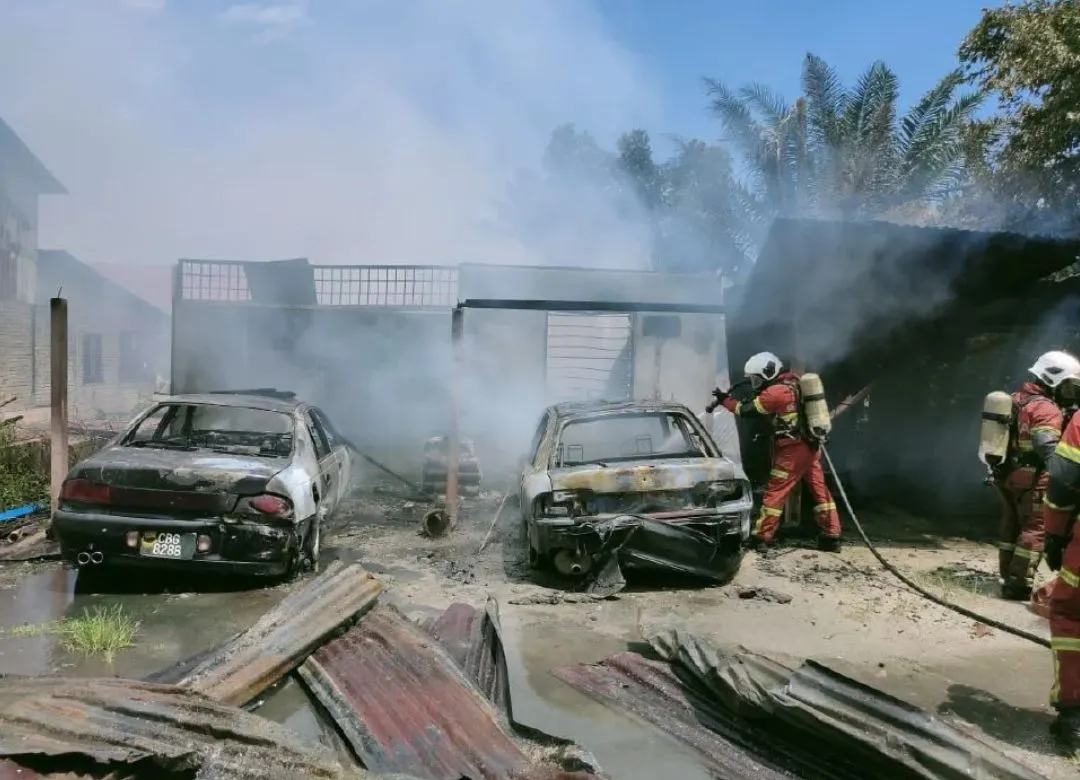 Rumah kedai, dua kenderaan musnah terbakar di Sungai Besar