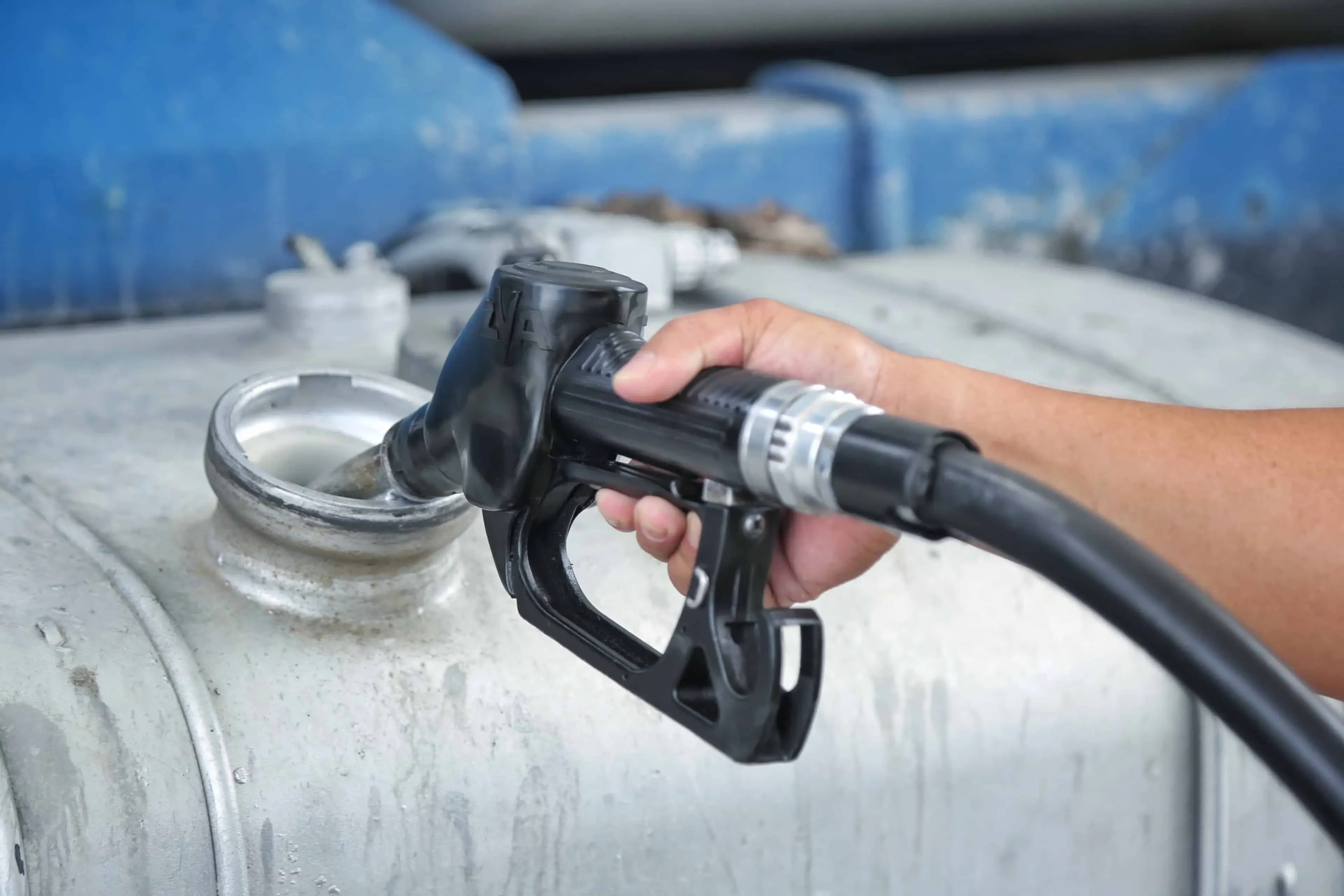 பினாங்கில் ஐந்து லோரி ஓட்டுநர்கள் விநியோகக் கட்டுப்பாட்டுச் சட்டம் 1961-இன் கீழ் மேலதிக விசாரணைக்காகக் கைது செய்யப்பட்டுள்ளனர்