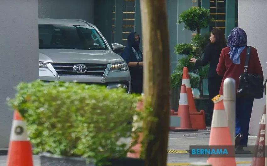 துன் டாயிம் மகள் கோலாலம்பூர் நீதிமன்றத்தில் ஆஜர்