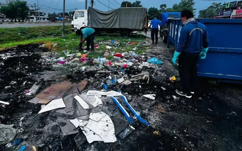 கோலா லங்காட் நகராட்சி மன்றம், பந்திங்-கிள்ளான் சாலையில் சட்டவிரோத குப்பைகளை அகற்றும் நடவடிக்கை.