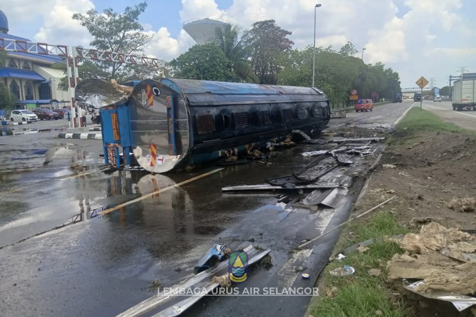 Minyak sawit tumpah di jalan raya selepas tangki tercabut dari lori