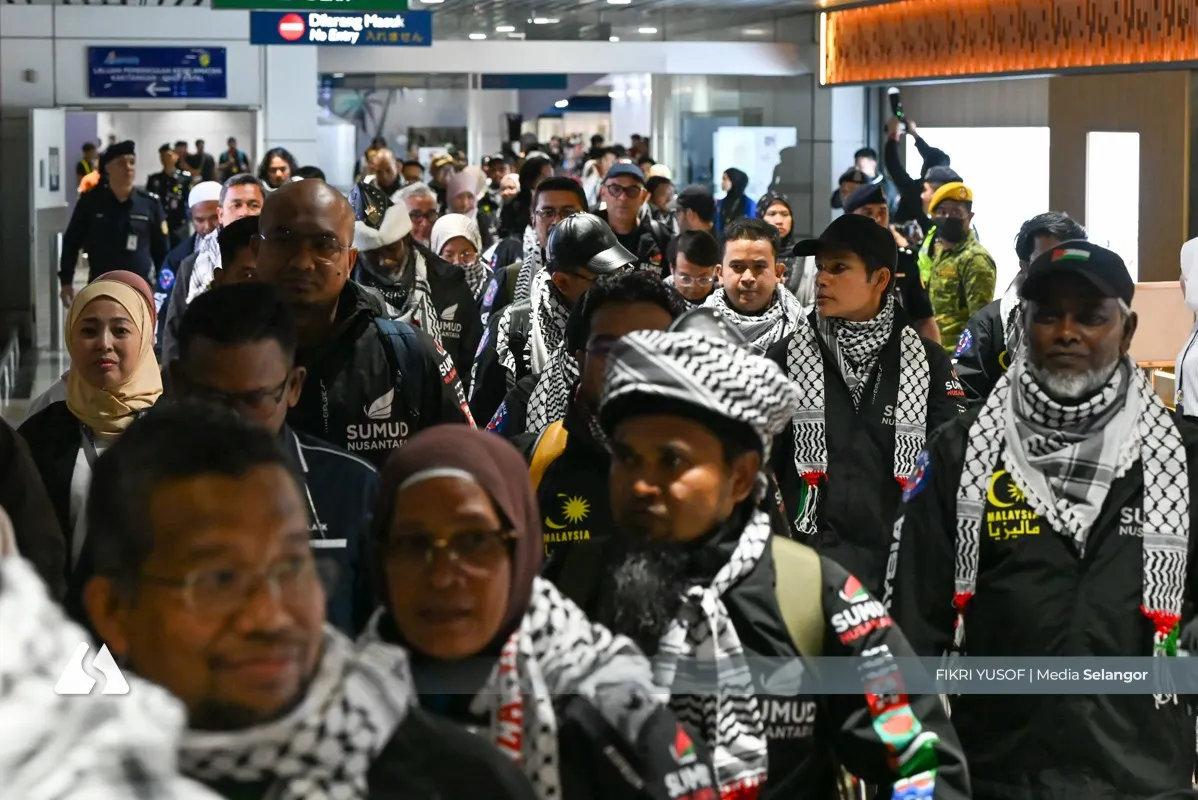 Amirudin welcomes home 28 Malaysians from Gaza mission
