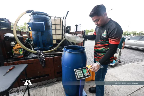 Bekas mekanik jana rezeki kutip minyak terpakai di Selangor