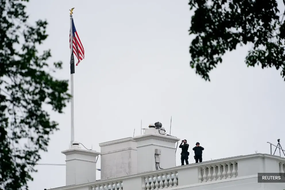 Suspect dies after trading gunfire with officers near White House