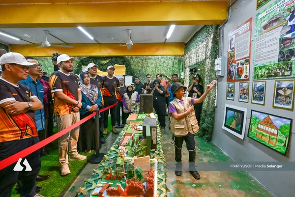 RMS teruja dengar penerangan murid mengenai Galeri Geopark SK Dusun Tua