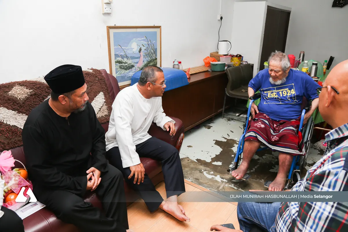 Amirudin visits Gombak residents, delivers aid