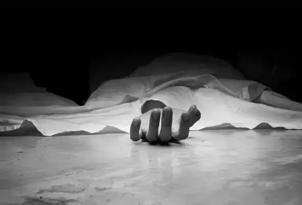 轿车失控撞电线杆 2男子当场死亡