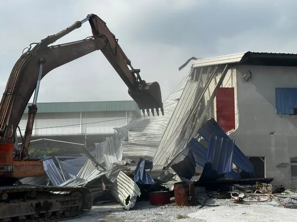 Selangor roboh 19 struktur kilang tanpa kebenaran di Pulau Indah