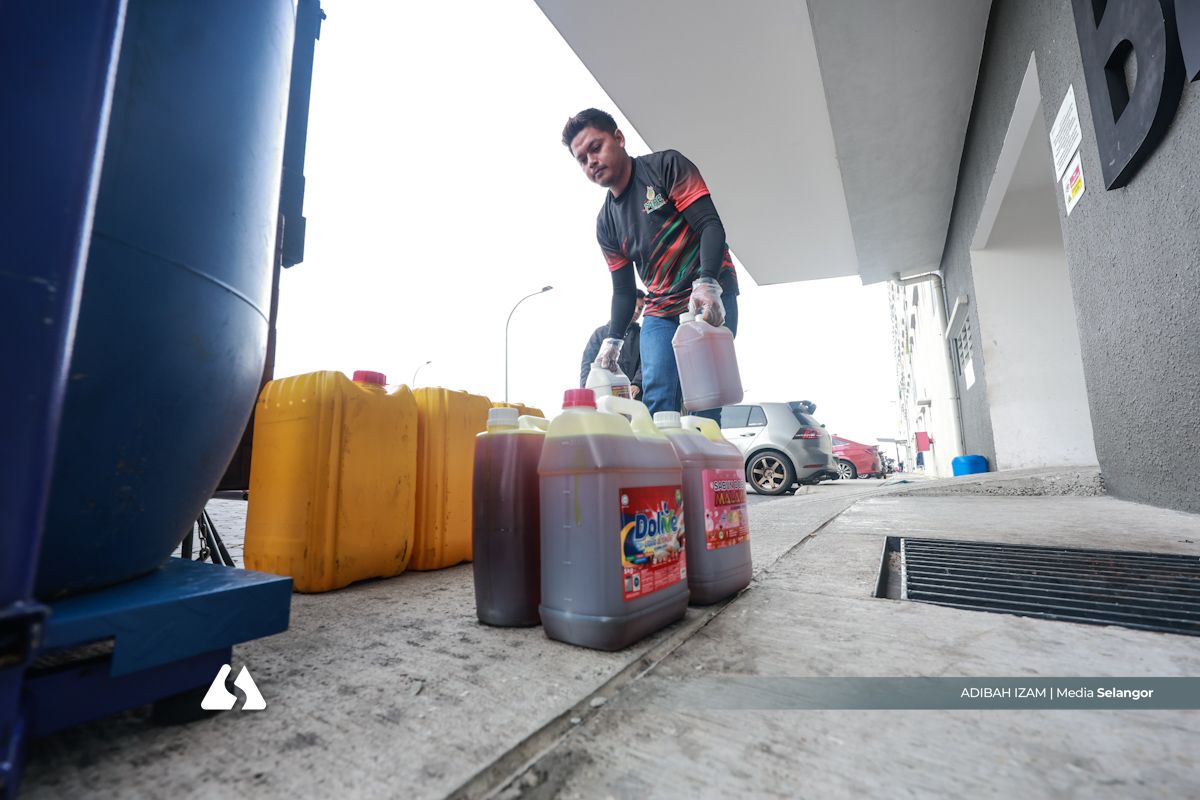 Ex-mechanic earns living collecting used cooking oil across Selangor