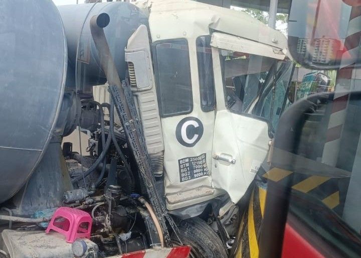 Pemandu lori simen tersepit selepas rempuh Plaza Tol Bukit Kajang