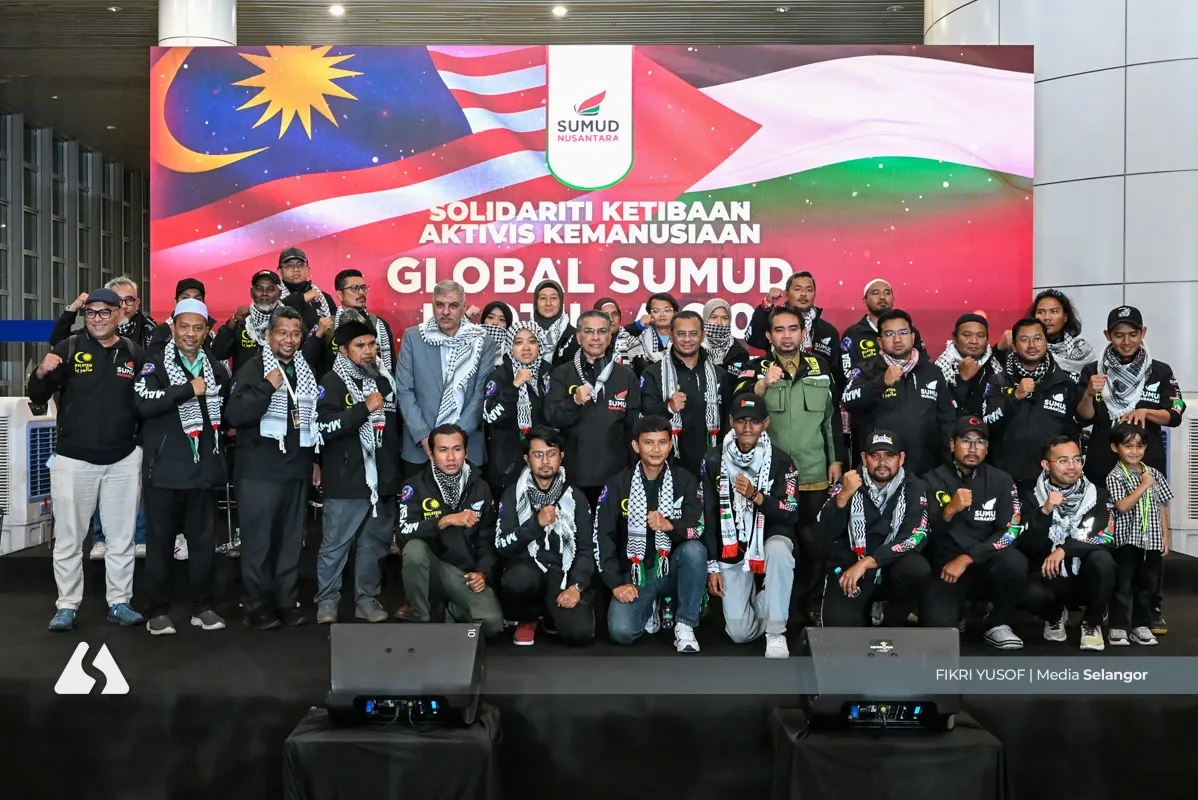 Amirudin welcomes home 28 Malaysians from Gaza mission