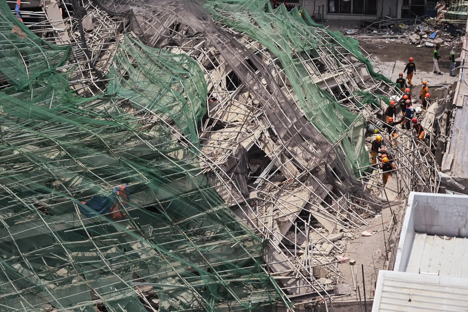 Philippines ends rescue efforts as hope fades for building collapse victims