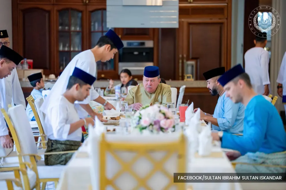 King, Queen share Aidiladha meal with family