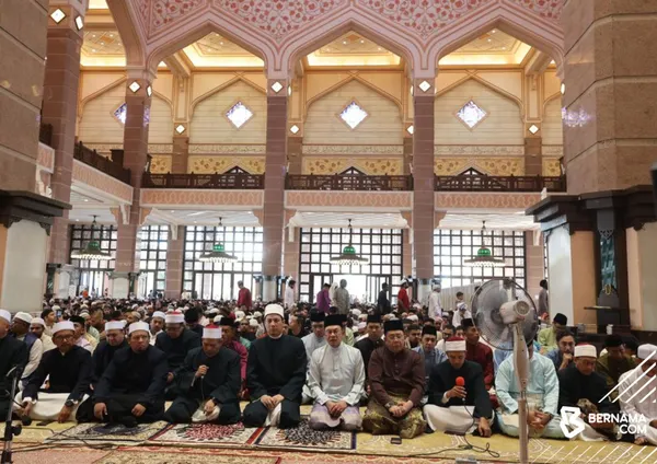 PM Anwar tunai solat sunat Aidiladha bersama lebih 10,000 jemaah di Masjid Putra