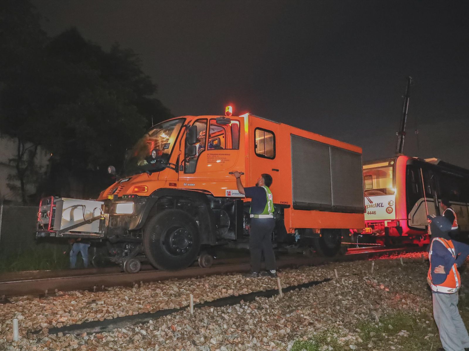 Gerabak tren tergelincir dibawa ke depot untuk pemeriksaan - Rapid KL