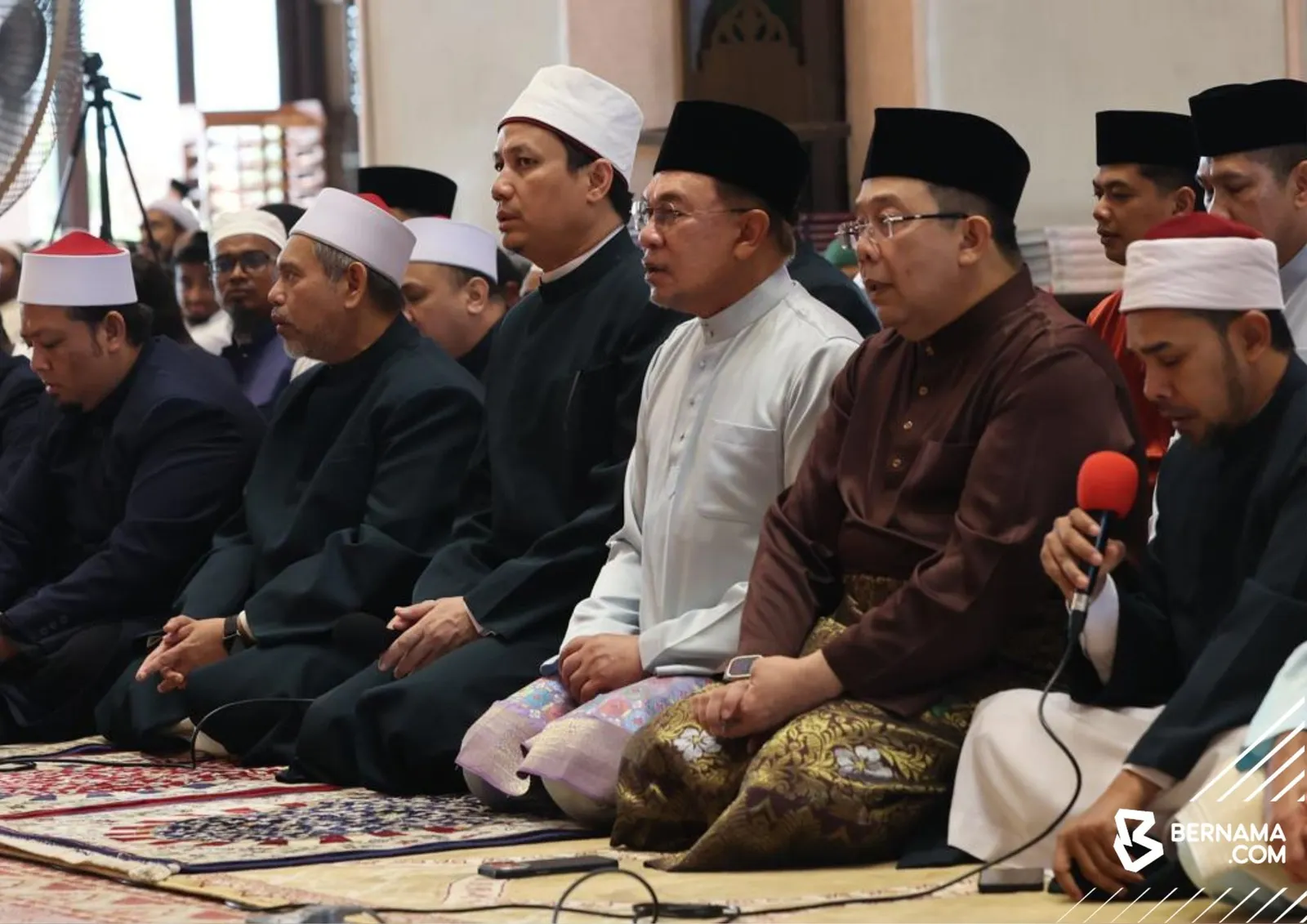 PM Anwar tunai solat sunat Aidiladha bersama lebih 10,000 jemaah di Masjid Putra