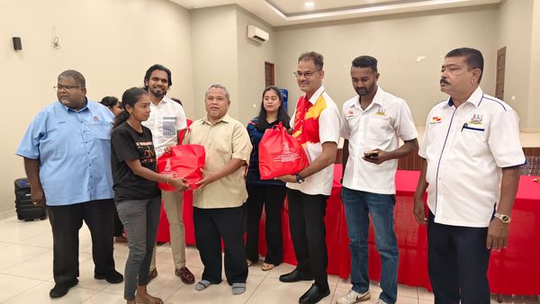 சிஜங்காங் தொகுதி மக்களுக்கு உணவுக் கூடைகள் விநியோகம்