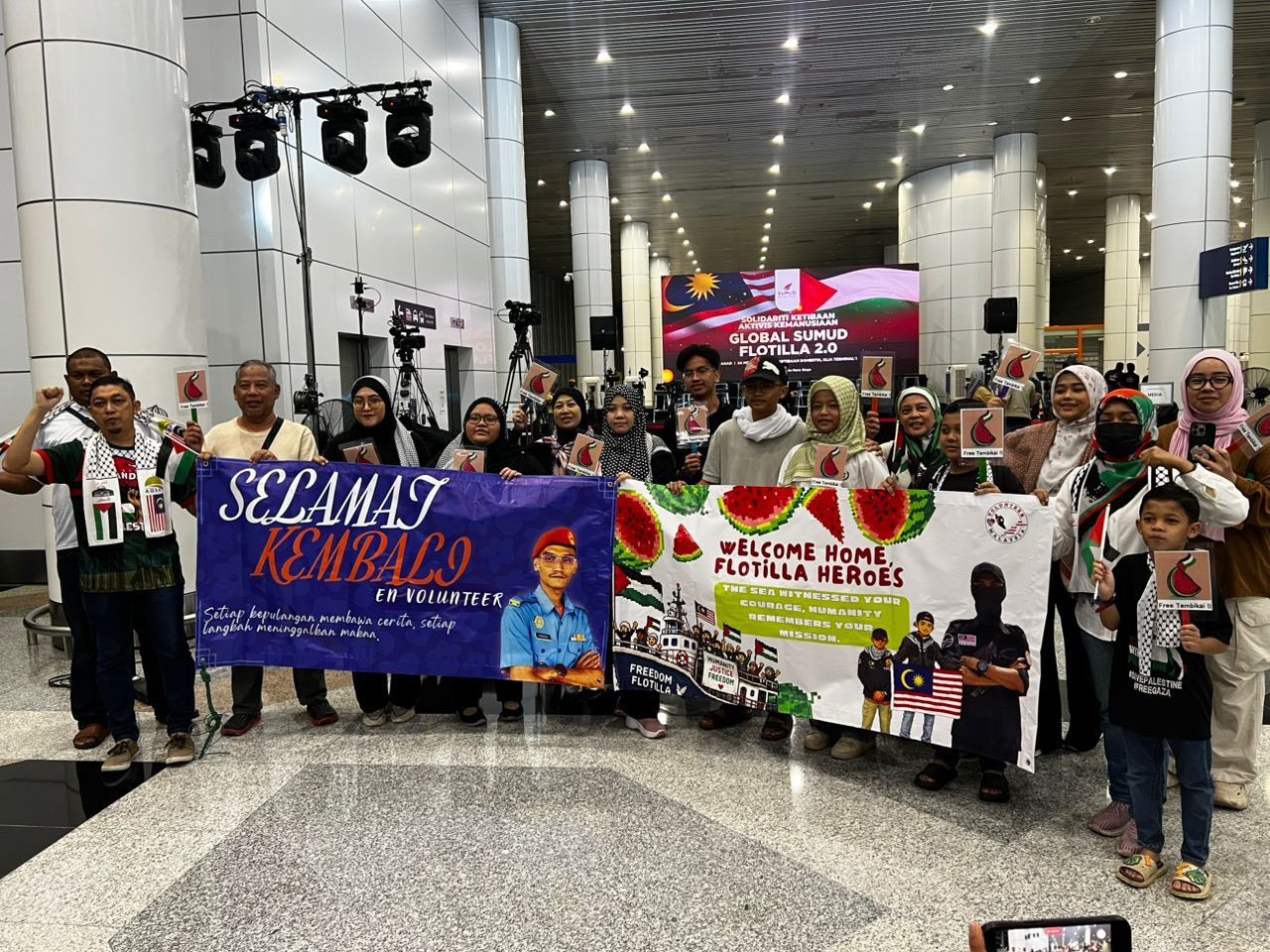 Amirudin welcomes home 28 Malaysians from Gaza mission