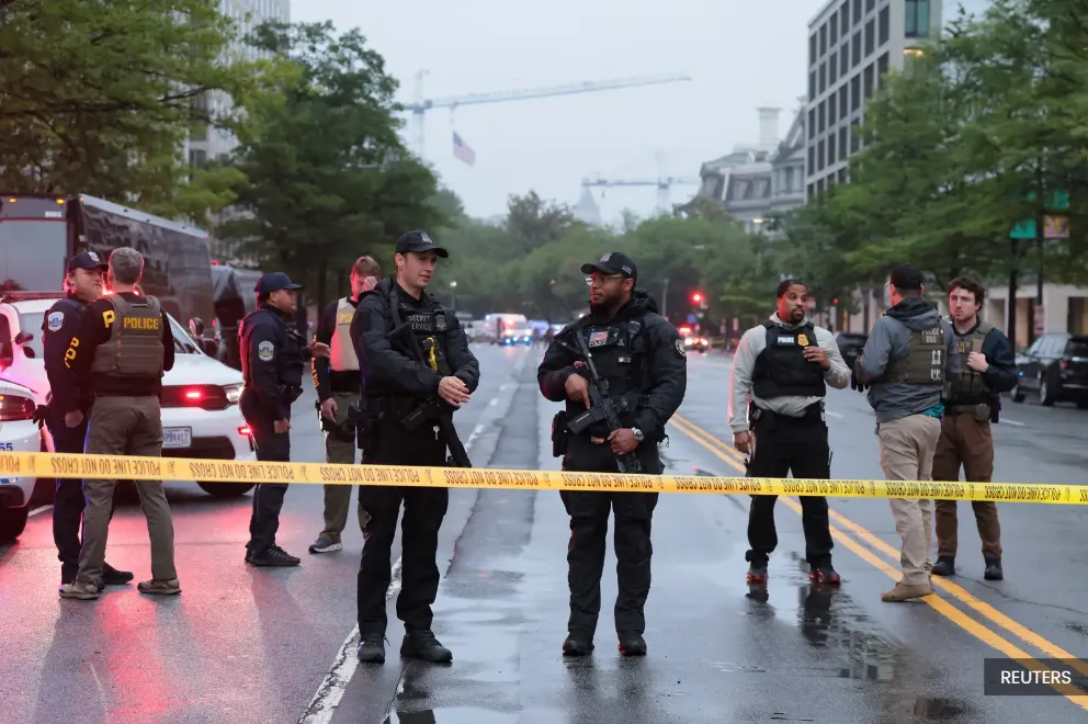 Suspect dies after trading gunfire with officers near White House