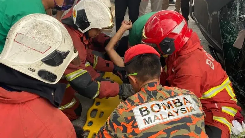 Kereta terbabas langgar pondok tol SUKE, lelaki warga emas cedera