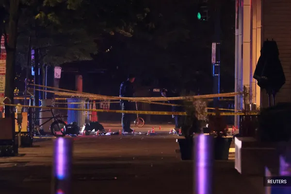 Suspect dies after trading gunfire with officers near White House