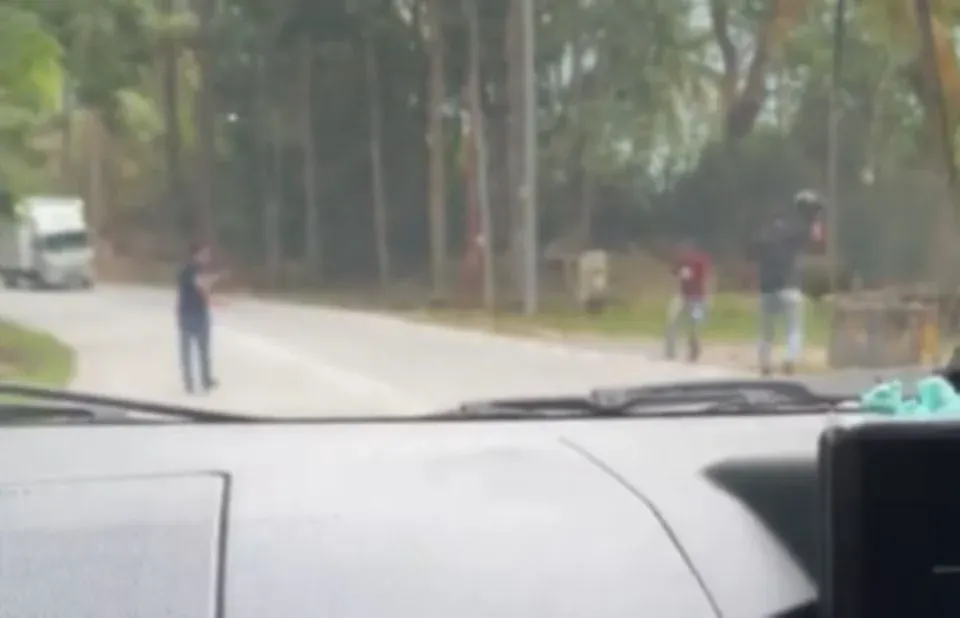 Libas polis dengan parang, pengedar dadah ditahan