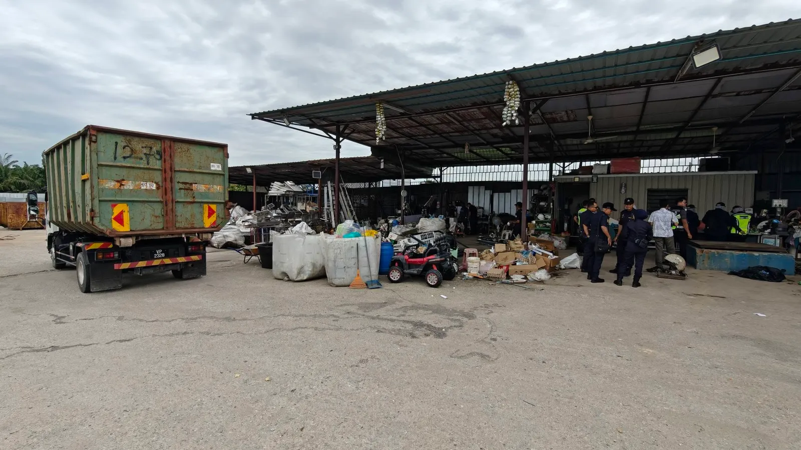 Tiga premis kitar semula haram di Ijok diarah tutup