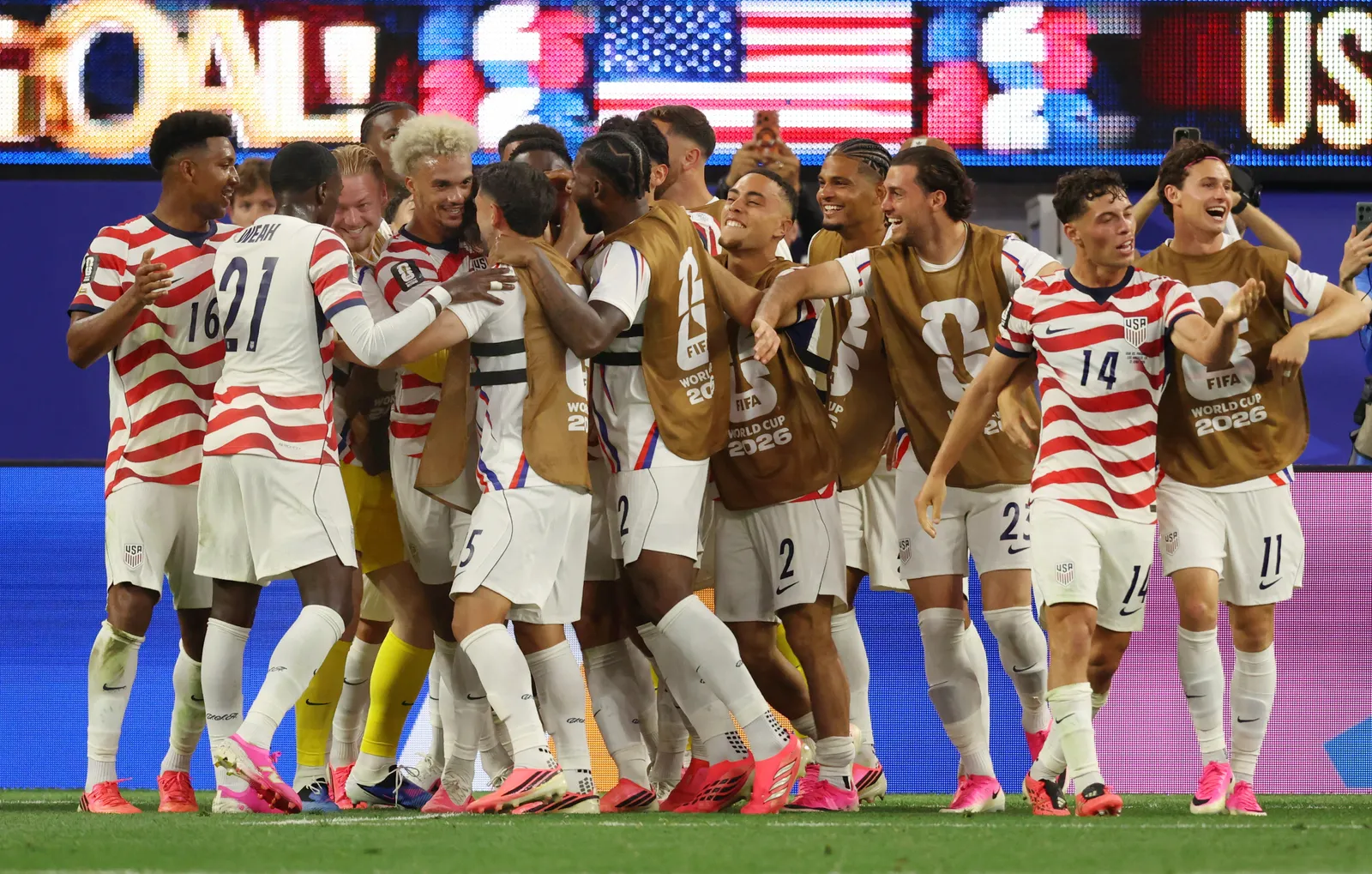 US cruise past Paraguay 4-1 in World Cup opener