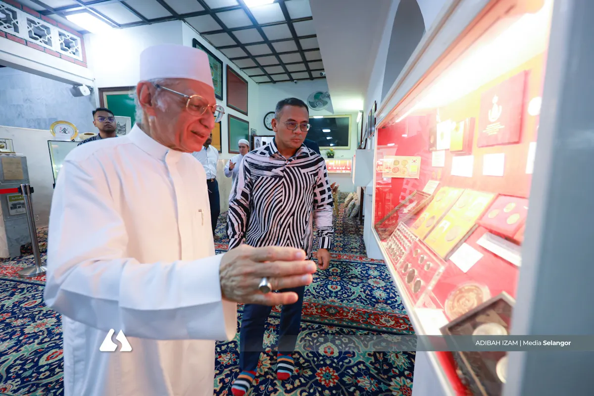 MB lawat Masjid Ba’alwie, kagum manuskrip al-Quran berusia 600 tahun