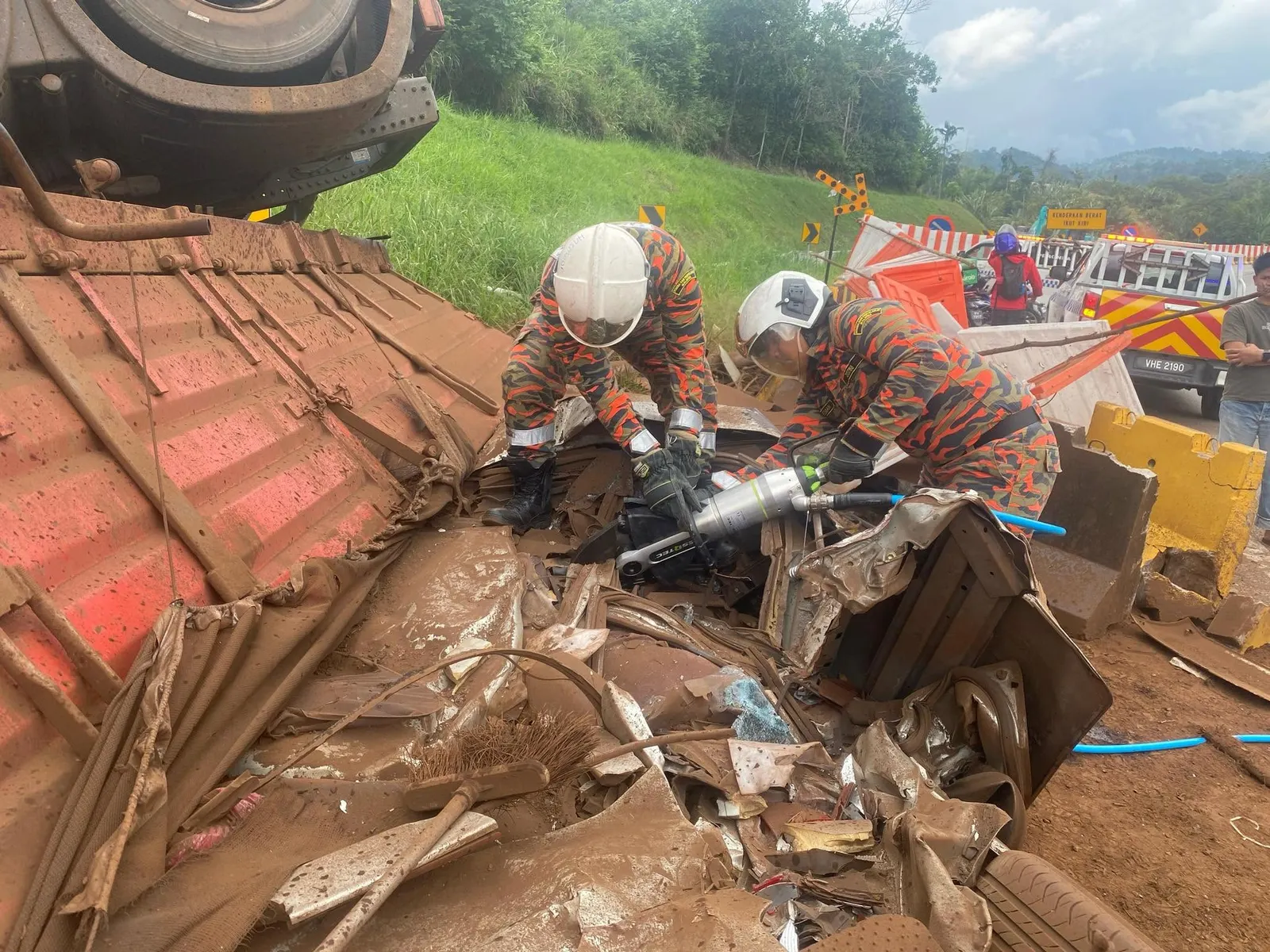 Kemalangan treler hempap kereta, bayi antara empat maut
