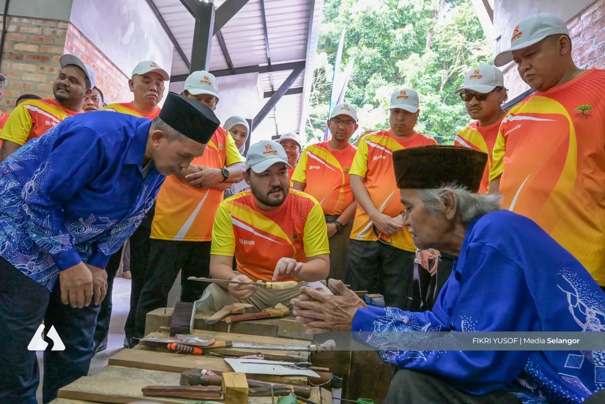 Raja Muda Selangor santuni pembuat parang tradisional, sumbang RM10,000