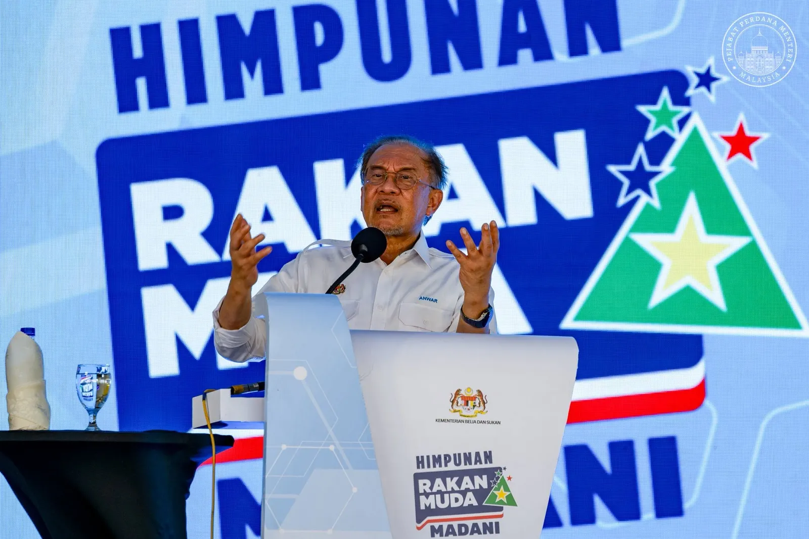 Anwar bertegas tolak cadangan naik harga minyak