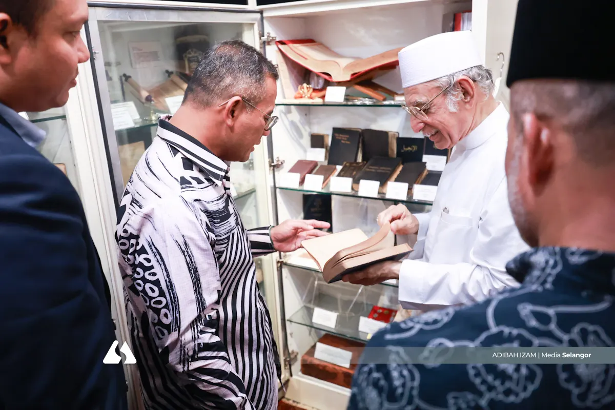 MB lawat Masjid Ba’alwie, kagum manuskrip al-Quran berusia 600 tahun