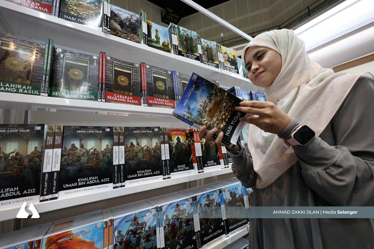 ‘More students abandoning physical books for devices’