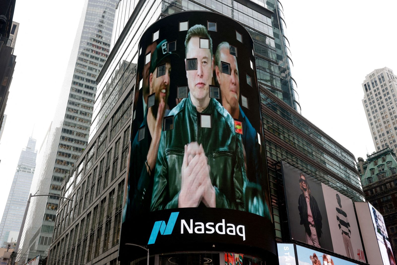 Chip stocks plunge, but bargain-hunters stem losses in other tech names