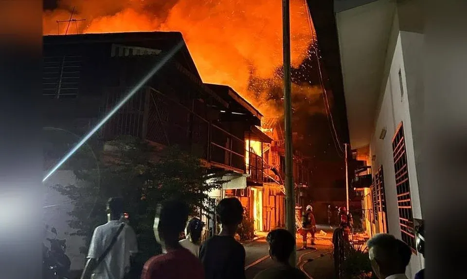 Suee Lim santuni mangsa kebakaran di Tanjung Karang, serah bantuan RM2,000