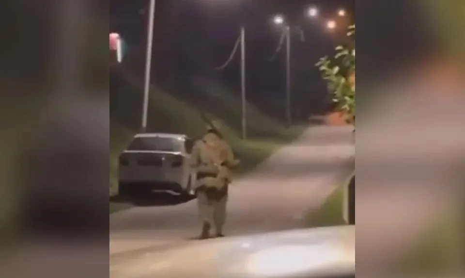Polis kesan lelaki berpakaian ala tentera dalam video tular
