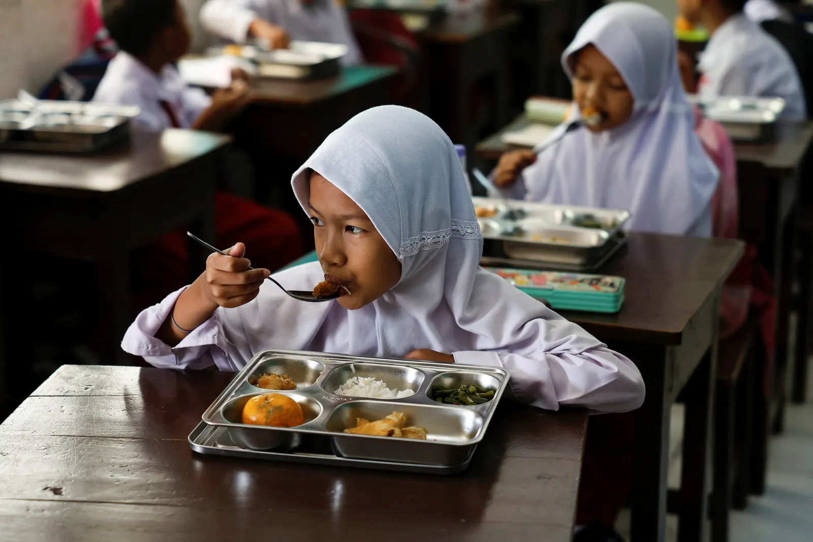 Indonesia trims free meals programme amid cost concerns