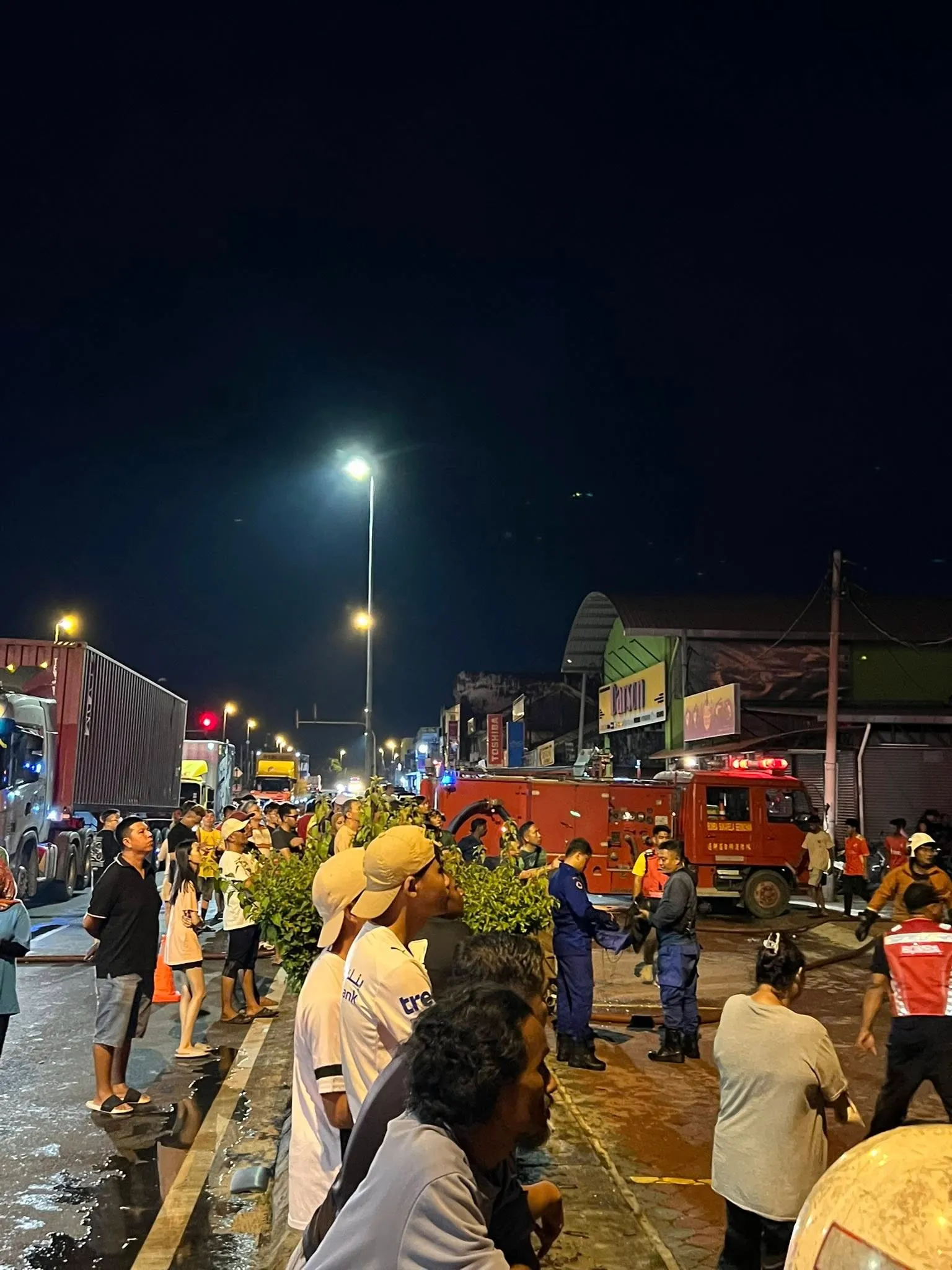 Fire destroys six shops in Tanjong Karang