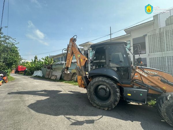 MPAJ roboh stor haram dibina atas bahu jalan di Kuala Ampang